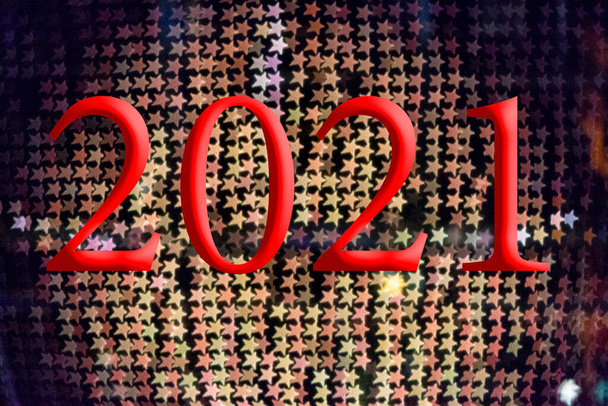 Text s číslem roku 2021 s pozadím jasně modrých světel rozostřený s efektem Bokeh. Šťastný nový rok 2021. - Fotografie, Obrázek