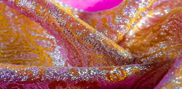Textuur achtergrond, patroon. roze Brocade stof. Organza Brocade stof-herder, met een knapperige Palm. Het heeft een groot garen-geverfd bloem geborduurd patroon gedurende. - Foto, afbeelding