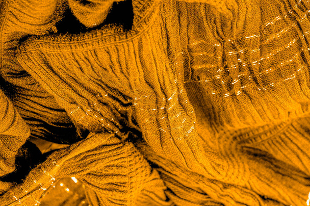 La texture du motif de fond, décor d'ornement, tissu ondulé jaune doré, tissu avec plis parallèles ou diagonaux de plis dentelés ; produits à partir d'un tel tissu. - Photo, image