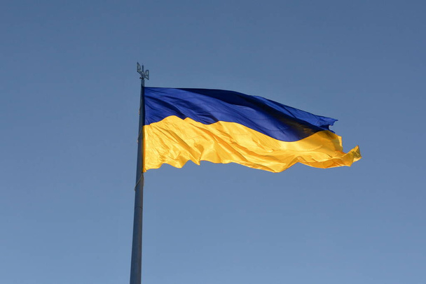 La bandiera più grande dell'Ucraina sventola circa 90 metri sopra la città, come è stato installato alla vigilia del Giorno della Bandiera di Stato, con il Monumento della Patria al centro, a Kiev, Ucraina, Sabato 22 agosto 2020. Ucraina segna il giorno della bandiera di Stato il 23 agosto e t - Foto, immagini
