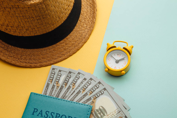 Подорожі капелюх і паспорт з грошима на кольоровому фоні. Концепція подорожі
 - Фото, зображення