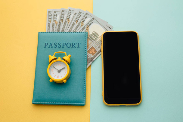 Планирование путешествий со смартфоном и паспортом с деньгами - Фото, изображение
