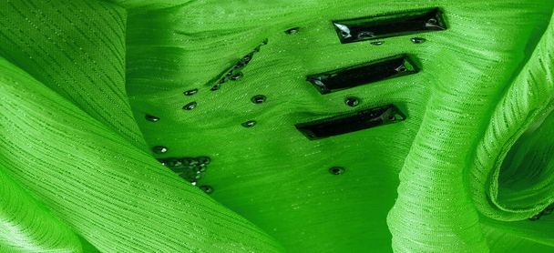 Texture de fond, motif en soie, tissu vert avec des pierres à facettes décoratives collées - Photo, image