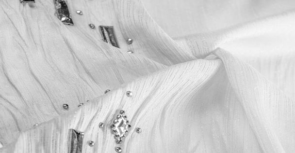 Struttura di disegno di sfondo, modello di seta, tessuto bianco con pietre sfaccettate decorative incollate - Foto, immagini