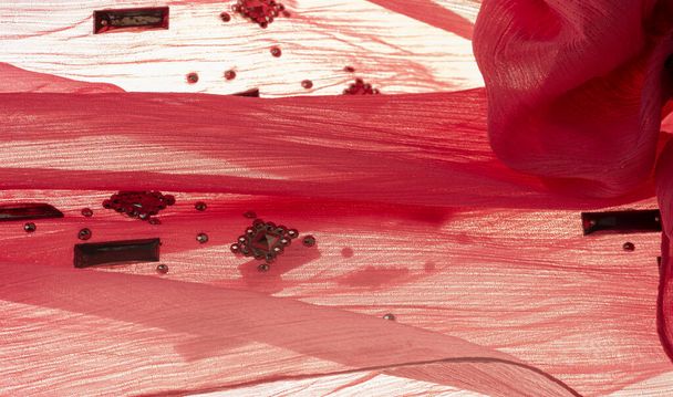Texture de fond, motif en soie, tissu rose avec des pierres à facettes décoratives collées - Photo, image