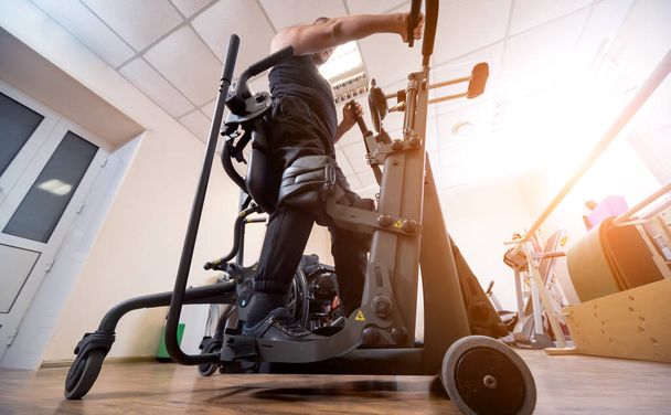 Disabled man training in the gym. Rehabilitation center - Fotografie, Obrázek