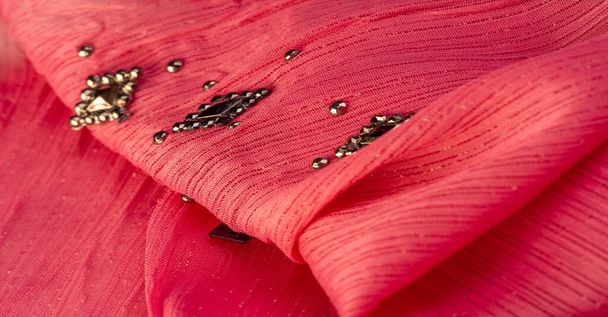 Pozadí design textura, hedvábí vzor, růžová tkanina s lepidlem dekorativní facetované kameny - Fotografie, Obrázek