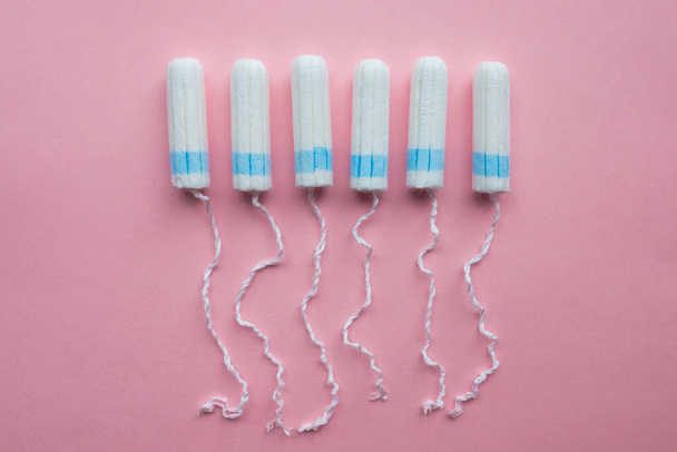 Disposable tampons flat lay on pink background. Women Health. - Φωτογραφία, εικόνα
