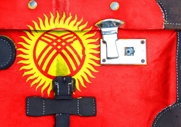 La bandiera del Kirghizistan è su struttura. Modello. Pandemia di coronavirus. I paesi possono essere chiusi. Serrature. - Foto, immagini