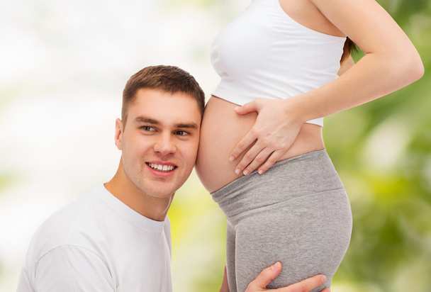 Happy father listening belly of his pregnant wife - Zdjęcie, obraz