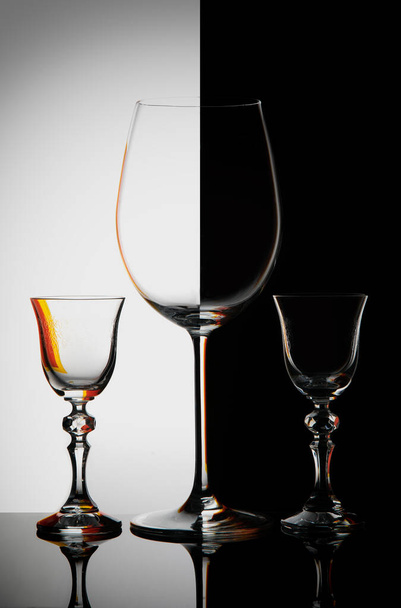 Три скляні келихи на чорно-білому тлі
 - Фото, зображення