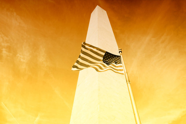 Μνημείο Ουάσινγκτον στην Ουάσινγκτον με σημαία Αμερικής - Φωτογραφία, εικόνα