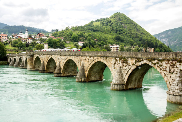 Η Οθωμανική Γέφυρα Μεχμέτ Πασά Σοκόλοβιτς στο Βίσεγκραντ της Βοσνίας-Ερζεγοβίνης. - Φωτογραφία, εικόνα