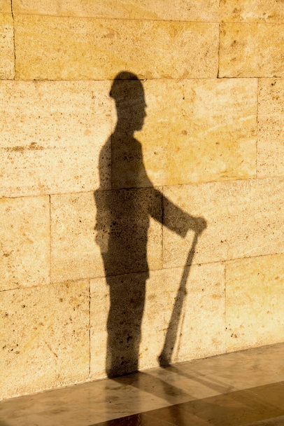 schaduw van een soldaat die de ingang bewaakt - Foto, afbeelding