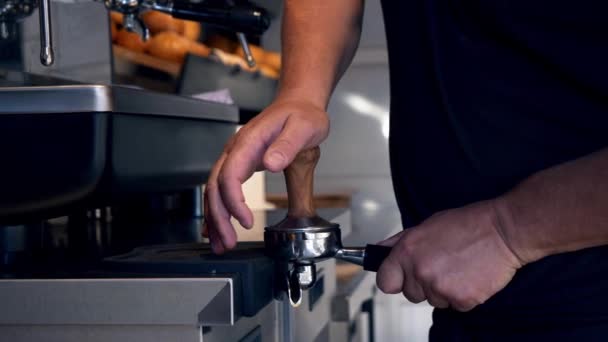 Barista ετοιμάζει καφέ στη μηχανή του καφέ - Πλάνα, βίντεο