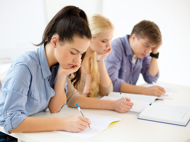 Κουρασμένοι οι μαθητές με τα σημειωματάρια στο σχολείο - Φωτογραφία, εικόνα