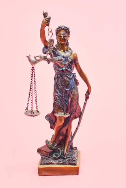 Estatua de bronce de Themis sobre un fondo rosa pastel, copyspace - Foto, imagen