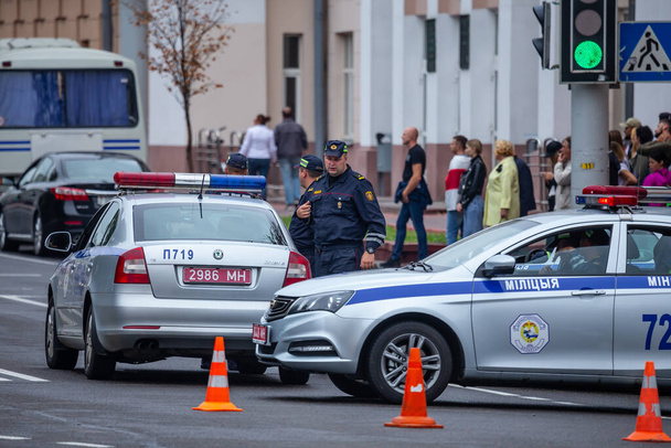 Minsk, Belarus, 23.08.2020. Police cars blocked the roads in the centre on Minsk. - Foto, afbeelding