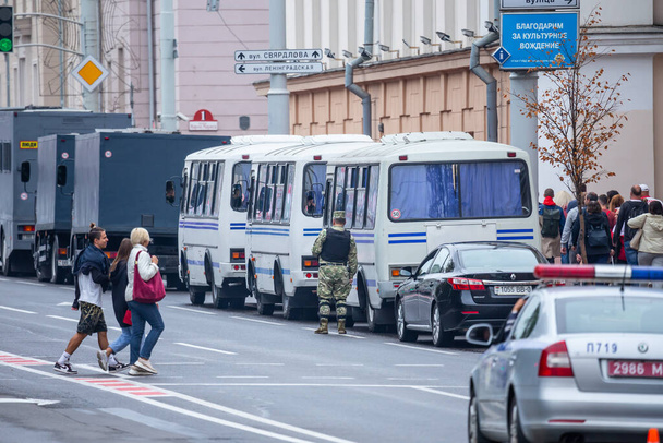 Minsk, Belarus, 23.08.2020. Police cars blocked the roads in the centre on Minsk. - Фото, зображення