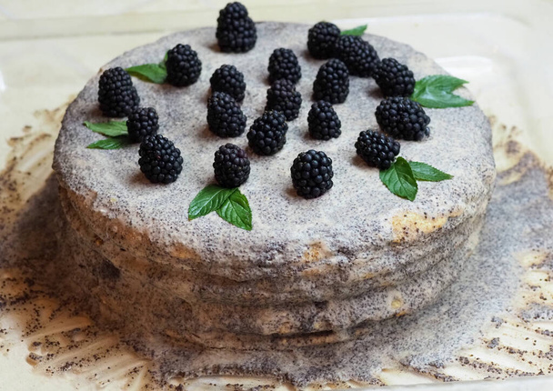Házi készítésű mákos torta teljes kiőrlésű liszttel, szederrel díszítve - Fotó, kép