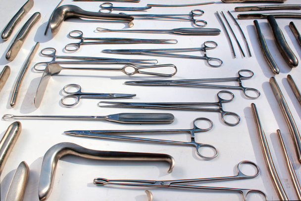 Vecchi strumenti metallici ostetrici, ginecologici e urologici - Foto, immagini