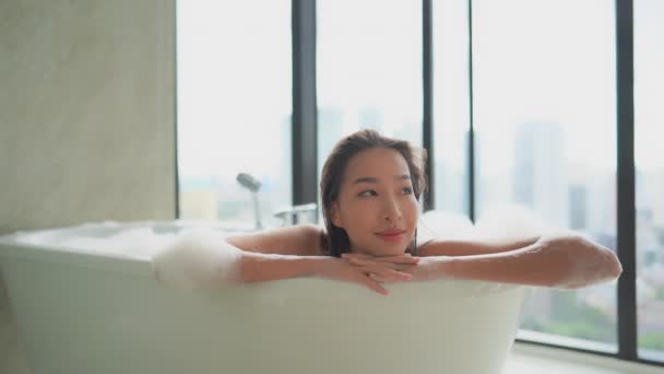 Asyalı güzel bir kadının banyo yaptığı görüntüler. - Video, Çekim