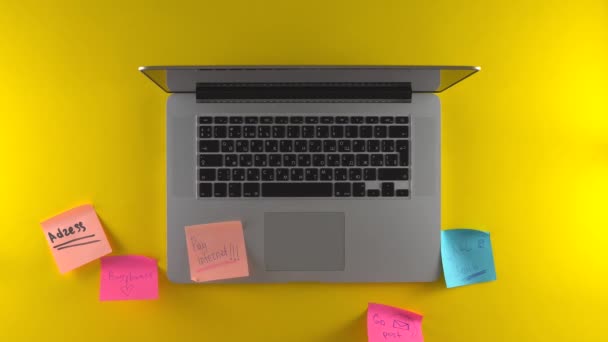 Publicar papeles en el espacio de trabajo, utilizando el ordenador portátil, pegamentos pegatinas de correos en el escritorio - Metraje, vídeo