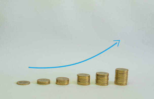 grafiek met munten in stijgende economie concept. met kopieerruimte - Foto, afbeelding