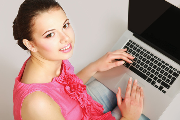 Portret van mooie vrouw met laptop - Foto, afbeelding