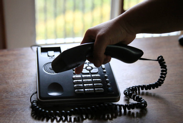 salvador, bahia / Brasil - 23 de agosto de 2020: el teléfono fijo se ve en una mesa de oficina en la ciudad de Salvador. - Foto, imagen