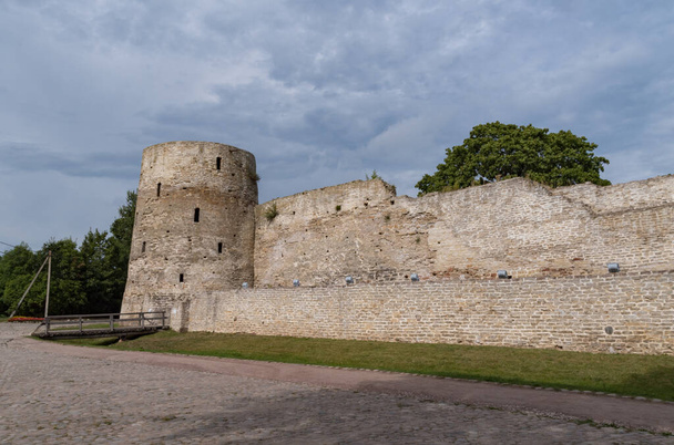 Wieża "Temnushka" i bitwa (mur) średniowiecznej twierdzy Izborsk. Obwód pskowski, Rosja. - Zdjęcie, obraz