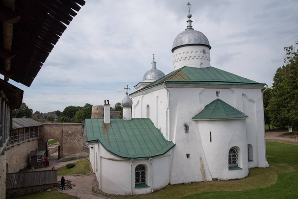 Izborsk kalesindeki Aziz Niklas antik ortodoks kilisesi. Izborsk, Pskov bölgesi, Rusya. - Fotoğraf, Görsel