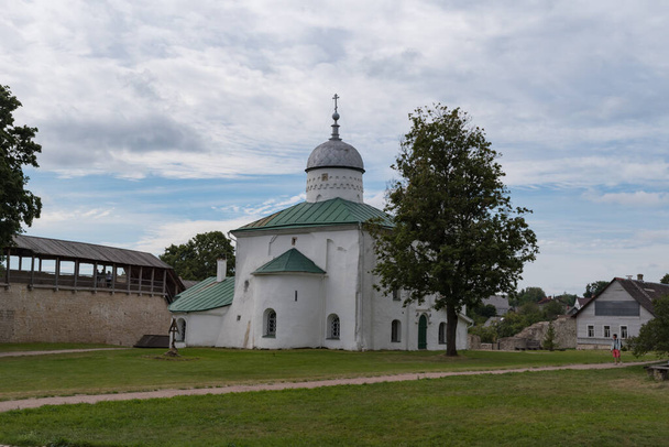 Ősi ortodox Szent Miklós templom az Izborszki erődben. Izborszk, Pskov régió, Oroszország. - Fotó, kép
