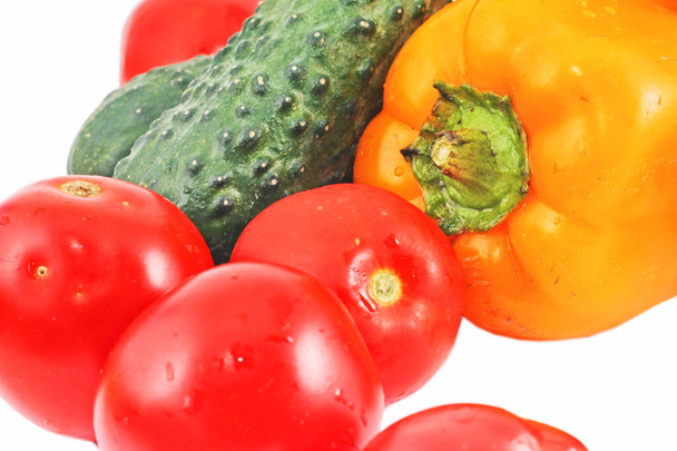 Čerstvá jasná zelenina: paprika, rajčata a okurky - Fotografie, Obrázek