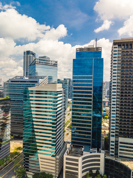 Die Skyline von Bonifacio Global City in der Metro Manila. Drohnenschuss moderner Bürohochhäuser. - Foto, Bild