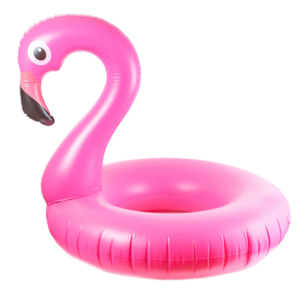 Piscina rosa. Flamenco inflable para playa de verano aislado sobre fondo blanco. Fiesta de flotador piscina. - Foto, Imagen