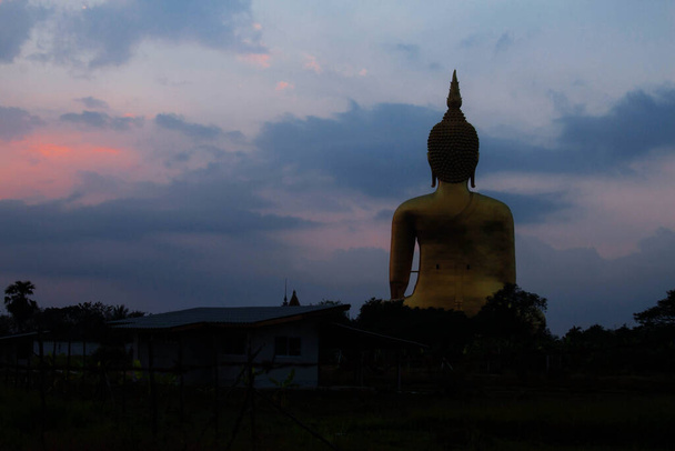 Будда в поле с рассветом на рассвете. - Фото, изображение