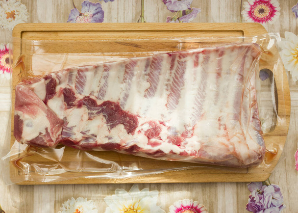 М'ясо зі свіжих свинячих ребер у вакуумі
 - Фото, зображення