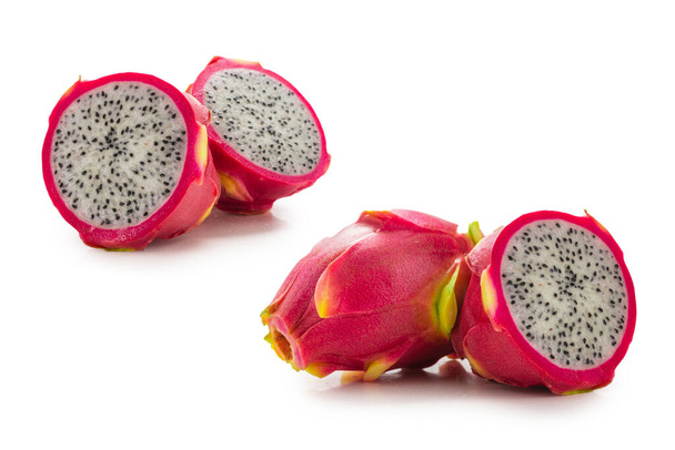 Zoete smakelijke draak fruit of pitaya geïsoleerd op witte achtergrond. - Foto, afbeelding