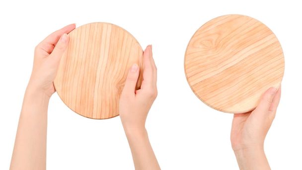 Κενό ξύλινο δίσκο σε γυναικεία χέρια απομονώνονται σε λευκό φόντο.  - Φωτογραφία, εικόνα