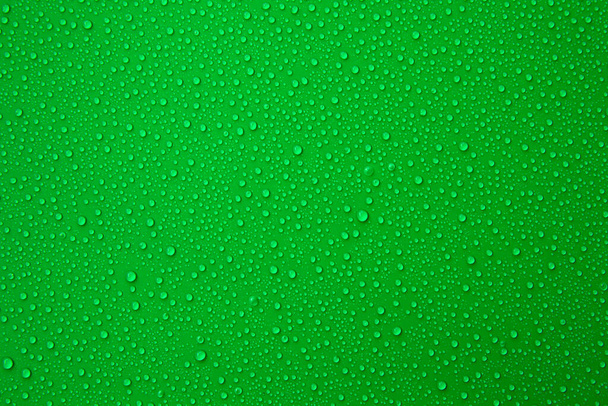 Gotas de água no fundo verde para uma textura fresca e fresca. - Foto, Imagem