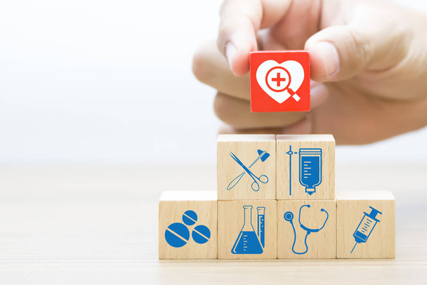 Iconos médicos y de salud en la planificación de bloques de madera para el concepto de atención médica. - Foto, imagen