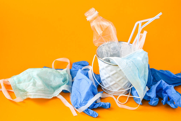 COVID-19 Odpady medyczne. Usuwanie rękawic, masek, pustych plastikowych butelek środka dezynfekującego. Używane ŚOI do ochrony osobistej. Plastikowe zanieczyszczenia po pandemii. Koronawirusowe plastikowe śmieci - Zdjęcie, obraz