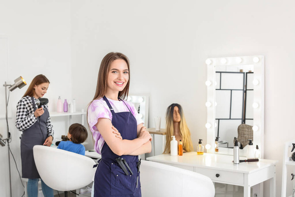 Porträt einer Friseurin im Salon - Foto, Bild