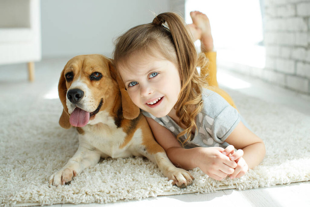 Kislány kutyával otthon.. - Fotó, kép