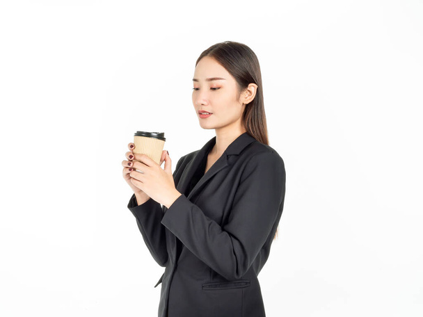 Mladá asijská podnikatelka v obleku pití kávy izolované na bílém pozadí. Portrét atraktivní obchodní dámy držící jednorázový papírový šálek kávy. - Fotografie, Obrázek