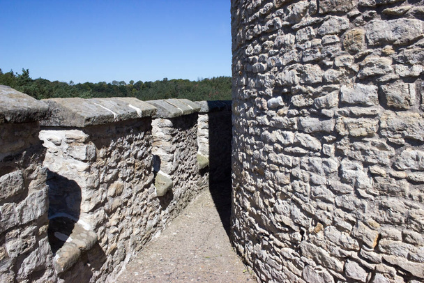 Vista de la galería alrededor de las murallas del castillo de Kokorin en la República Checa. - Foto, imagen