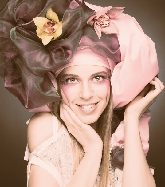 Joven dama con orquídeas
 - Foto, imagen