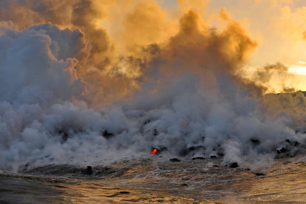 Lava que fluye en el océano por erupción volcánica de lava en Big Island Hawaii, EE.UU.. - Foto, Imagen