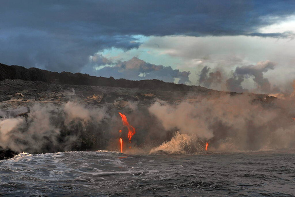 Lava que fluye en el océano por erupción volcánica de lava en Big Island Hawaii, EE.UU.. - Foto, imagen